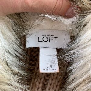 LOFT Sweaters - LOFT Faux Fur Cable Knit Sweater Vest XS Tan EUC LOFT Sweaters - LOFT Faux Fur Cable Knit Sweater Vest XS Tan EUC